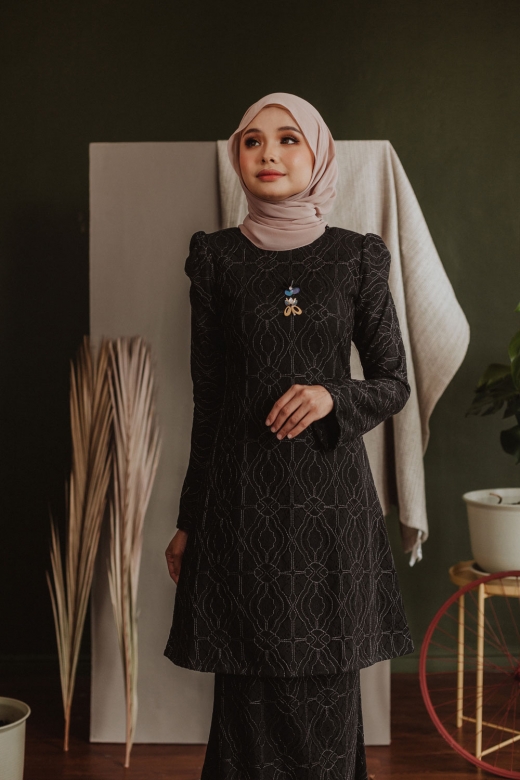 Maeva pesak pahang - Black